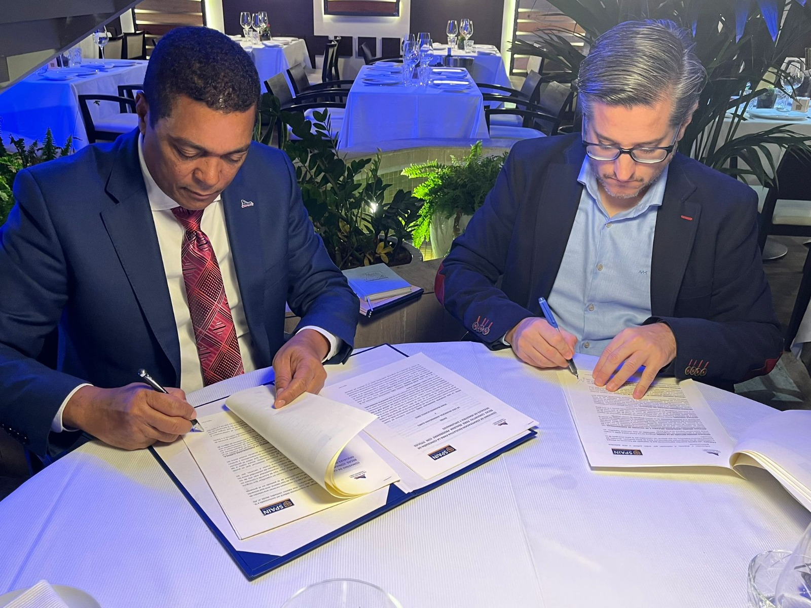 Acuerdo interinstitucional entre la Liga Municipal Dominicana y Spain Business School para la capacitación de los gobiernos locales en RD