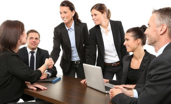 En una reunión de trabajo ¿sabes cómo darle la mano a tu interlocutor?
