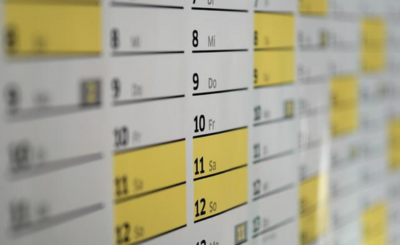 Escribe el plan de comunicación empresarial en un calendario 